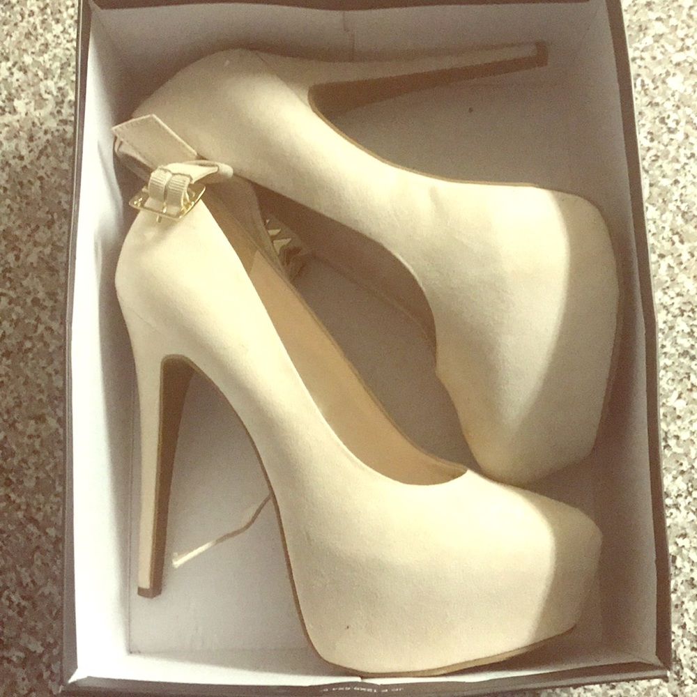 🎉WORN ONCE ALMOST BRAND NEW🎉 Nude Pump